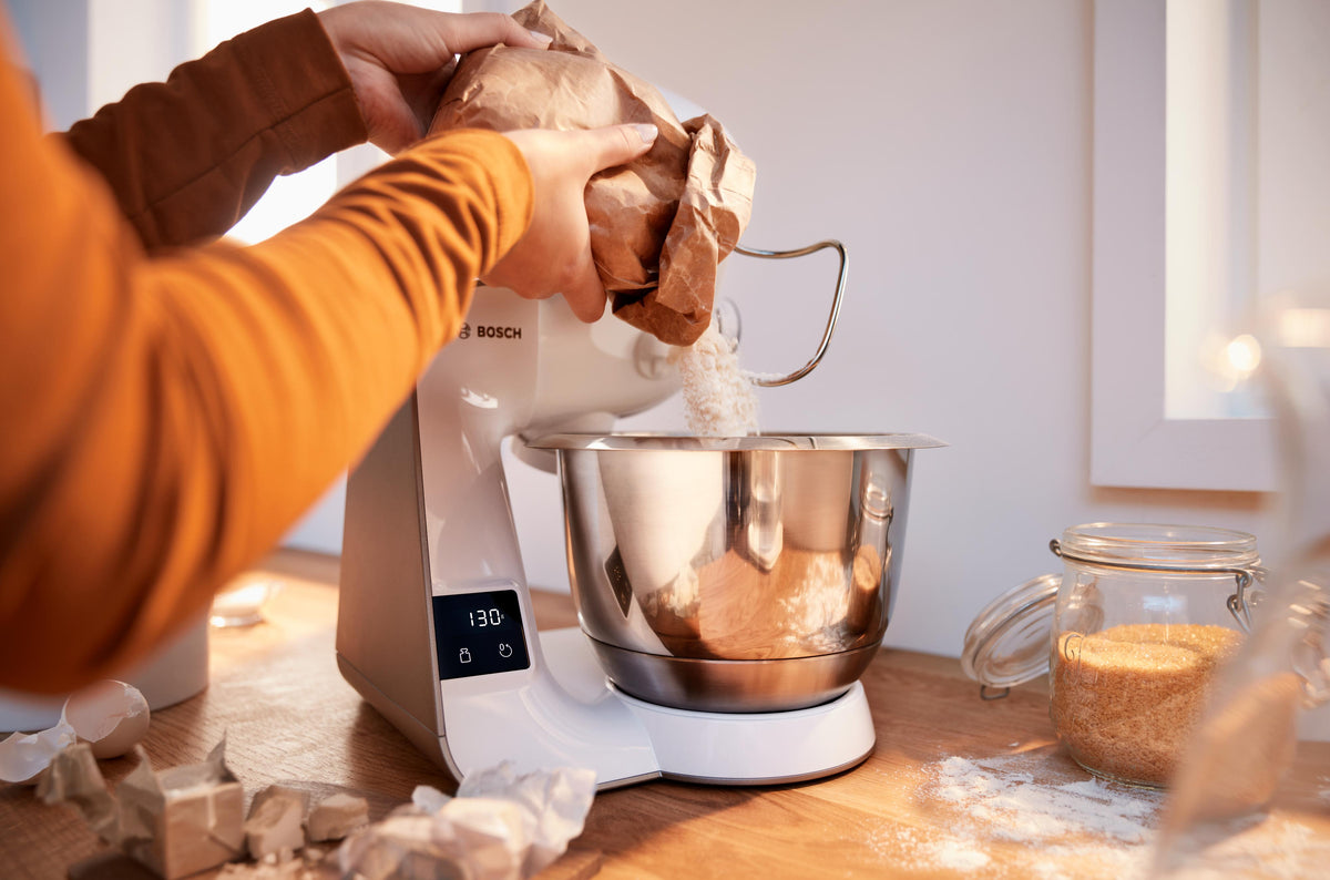 Bosch Series 4 MUM5 Stand Mixer with Integrated Scales 1000W - White | MUM5XW40G