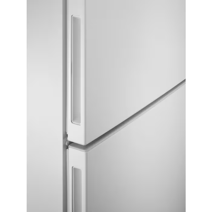 Electrolux 60cm TwinTech NoFrost Freestanding Fridge Freezer White | LNT5ME32W1