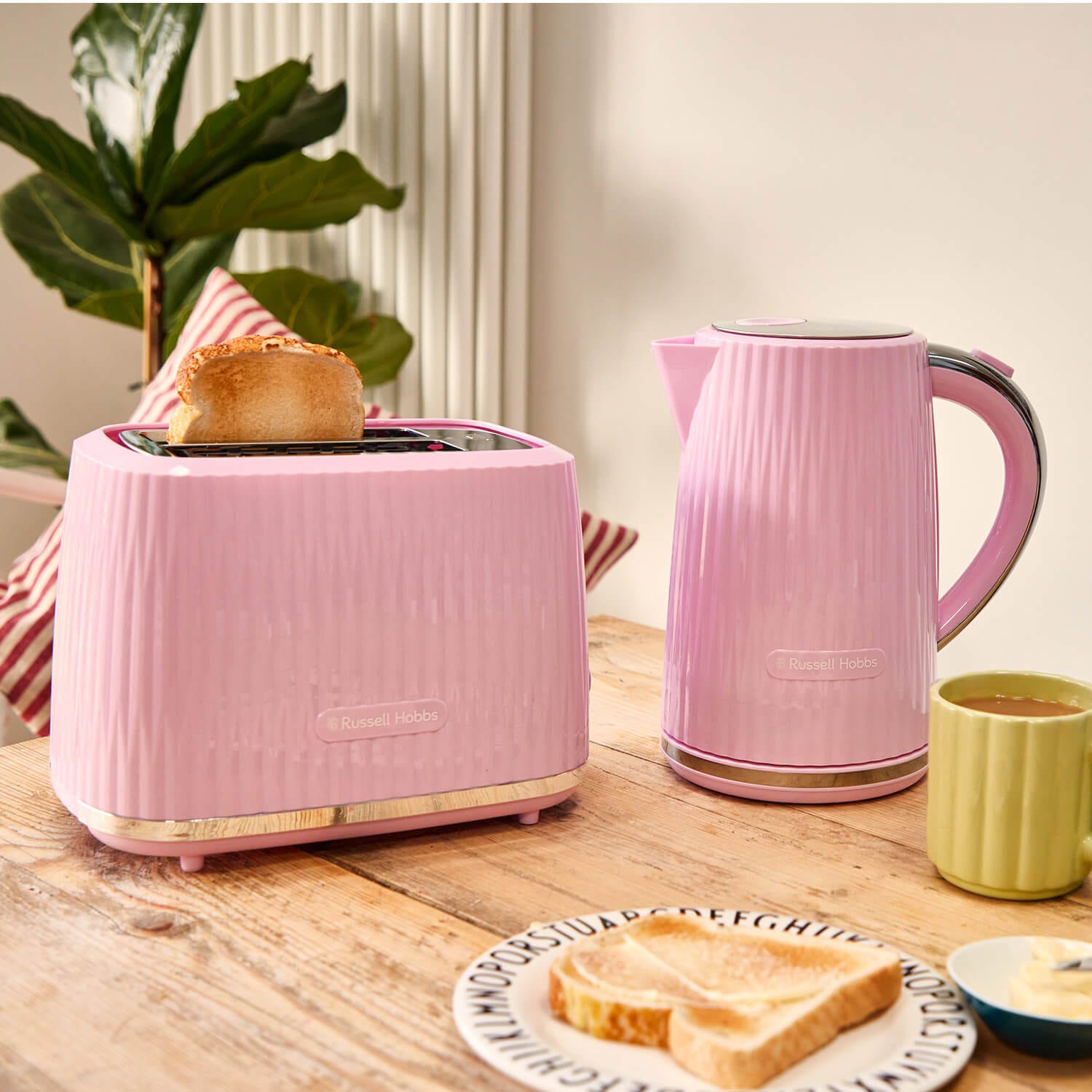 Russell Hobbs Eden 2‑Slice Toaster Raspberry Pink
